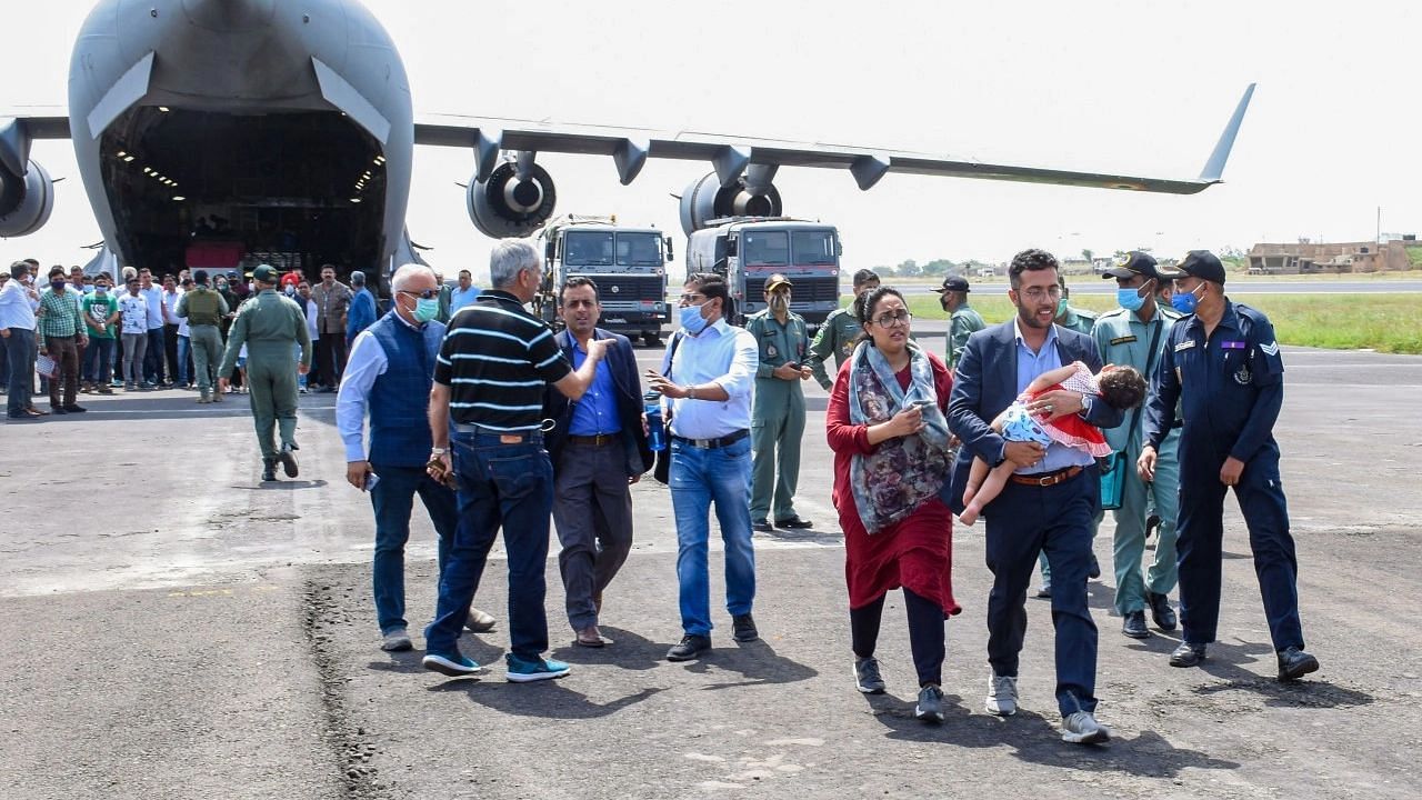 <div class="paragraphs"><p>Government officials welcome Indian citizens on their arrival from Afghanistan by an Indian Air Forces C-17 aircraft, in Jamnagar on 17 August.</p></div>