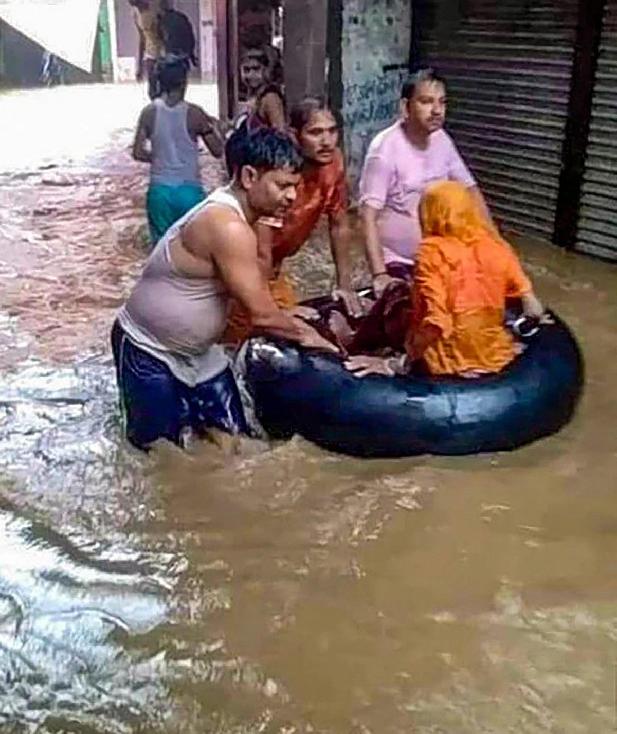 <div class="paragraphs"><p>Flood-hit people being rescued from a low-lying locality near the Seep River in Sheopur, Madhya Pradesh</p></div>