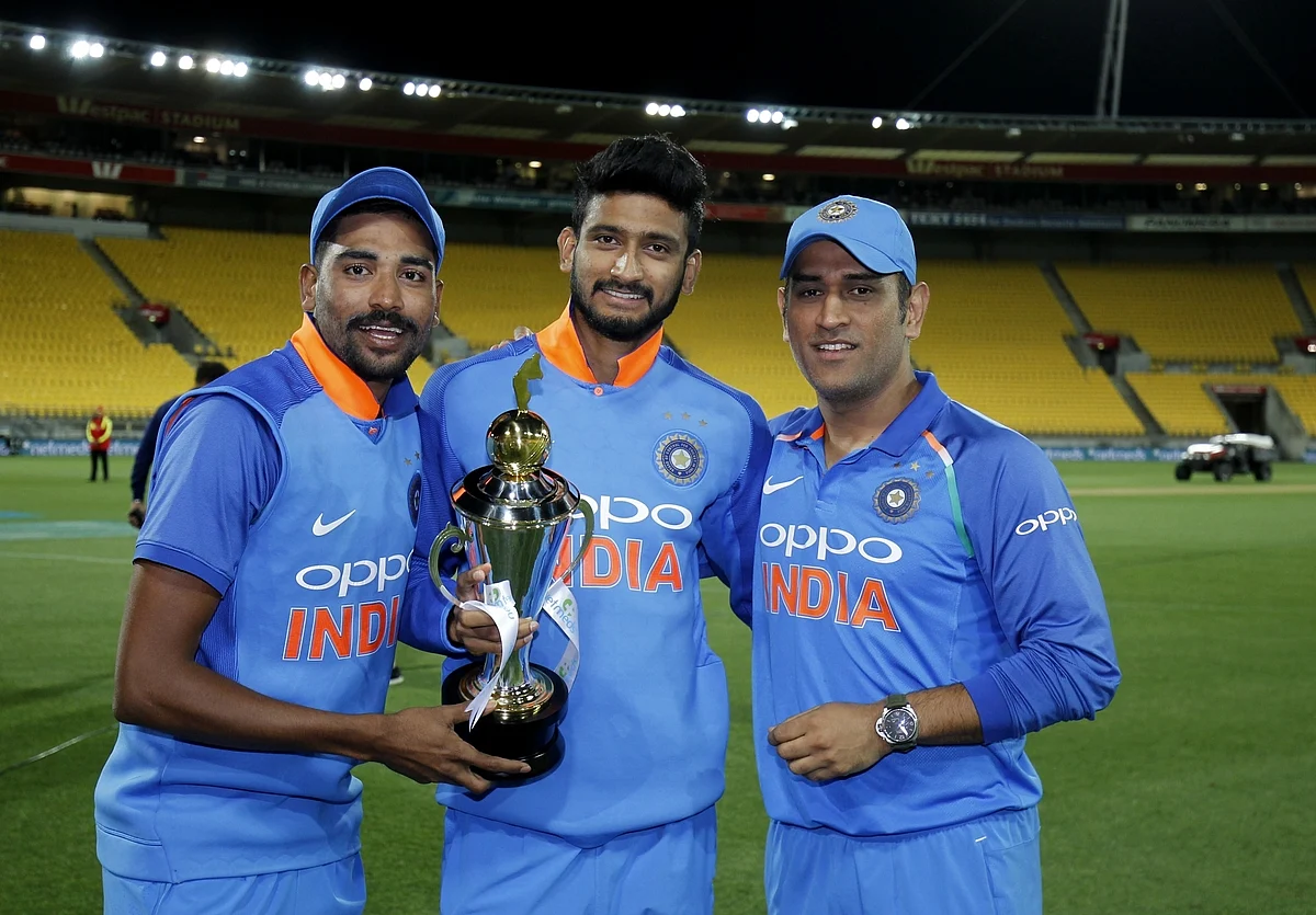 <div class="paragraphs"><p>Mohammed Siraj, Khaleel Ahmed and MS Dhoni pose with the trophy after a series win over New Zealand.</p></div>