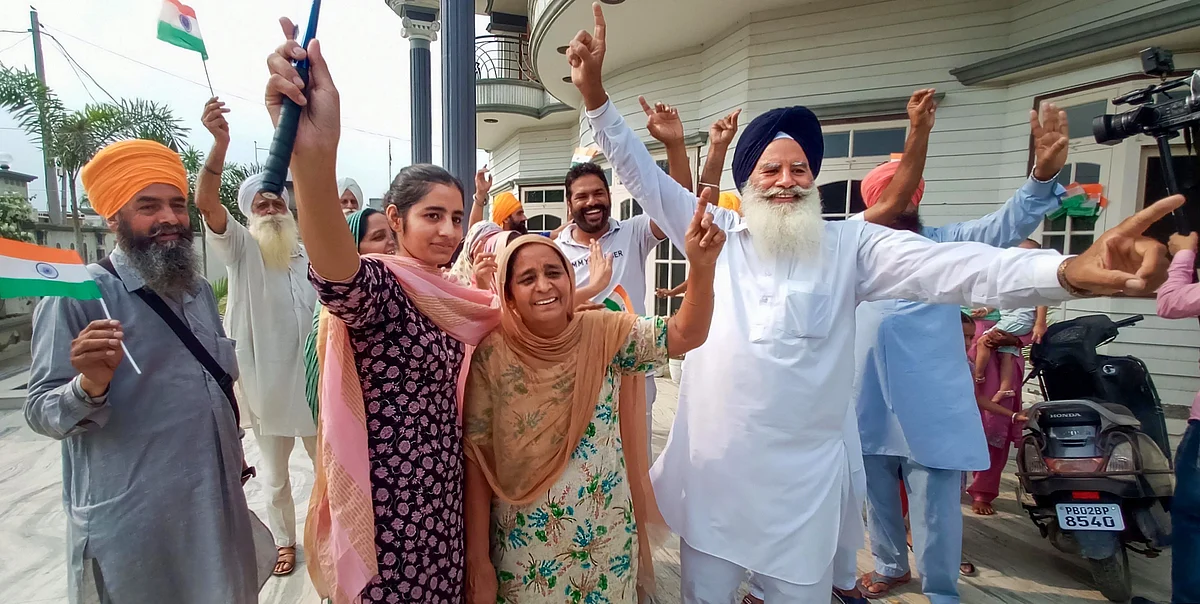 <div class="paragraphs"><p>Gurjant Singh's family members and relatives celebrate the team's victory over Germany.</p></div>