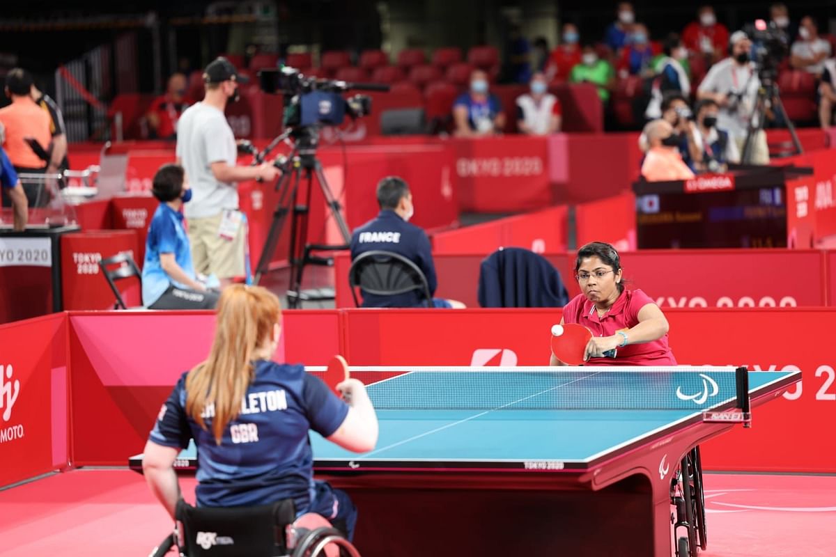 India's Bhavina Patel has entered the table-tennis semi-final and is now assured a medal at the Tokyo Paralympics.