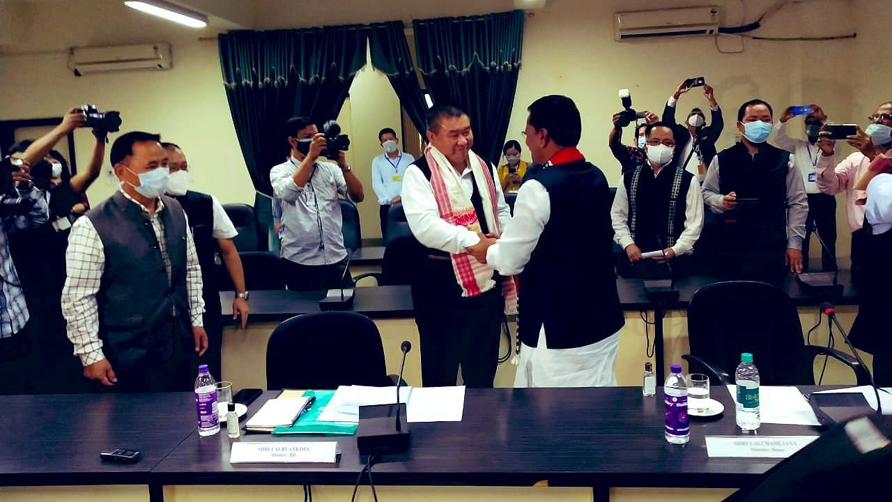 <div class="paragraphs"><p>Assam Ministers Atul Bora and Ashok Singhal on Thursday, 4 August, met with representatives of Mizoram in the capital city of Aizawl, in order to discuss the ongoing border conflict between the two states.</p></div>