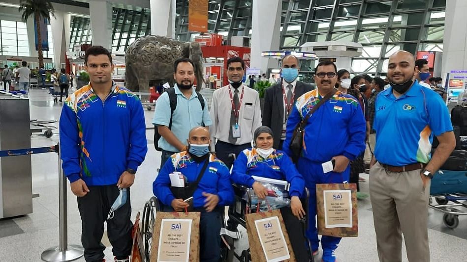 <div class="paragraphs"><p>Indian para-athletes pose for a photo at Delhi's Indira Gandhi International Airport.</p></div>