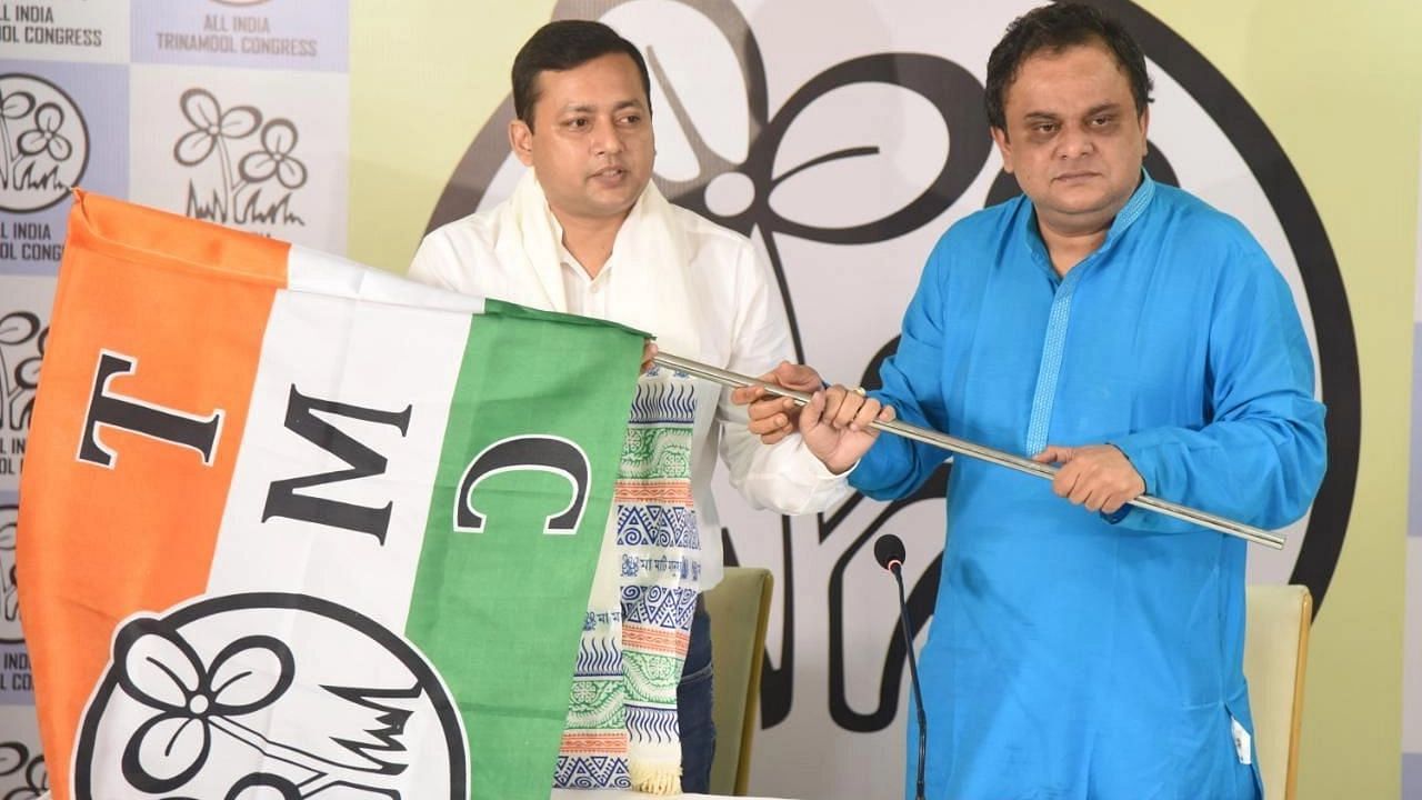 <div class="paragraphs"><p>Bishnupur MLA Tanmoy Ghosh (left), who rejoined the TMC, with TMC leader Bratya Basu (right).</p></div>