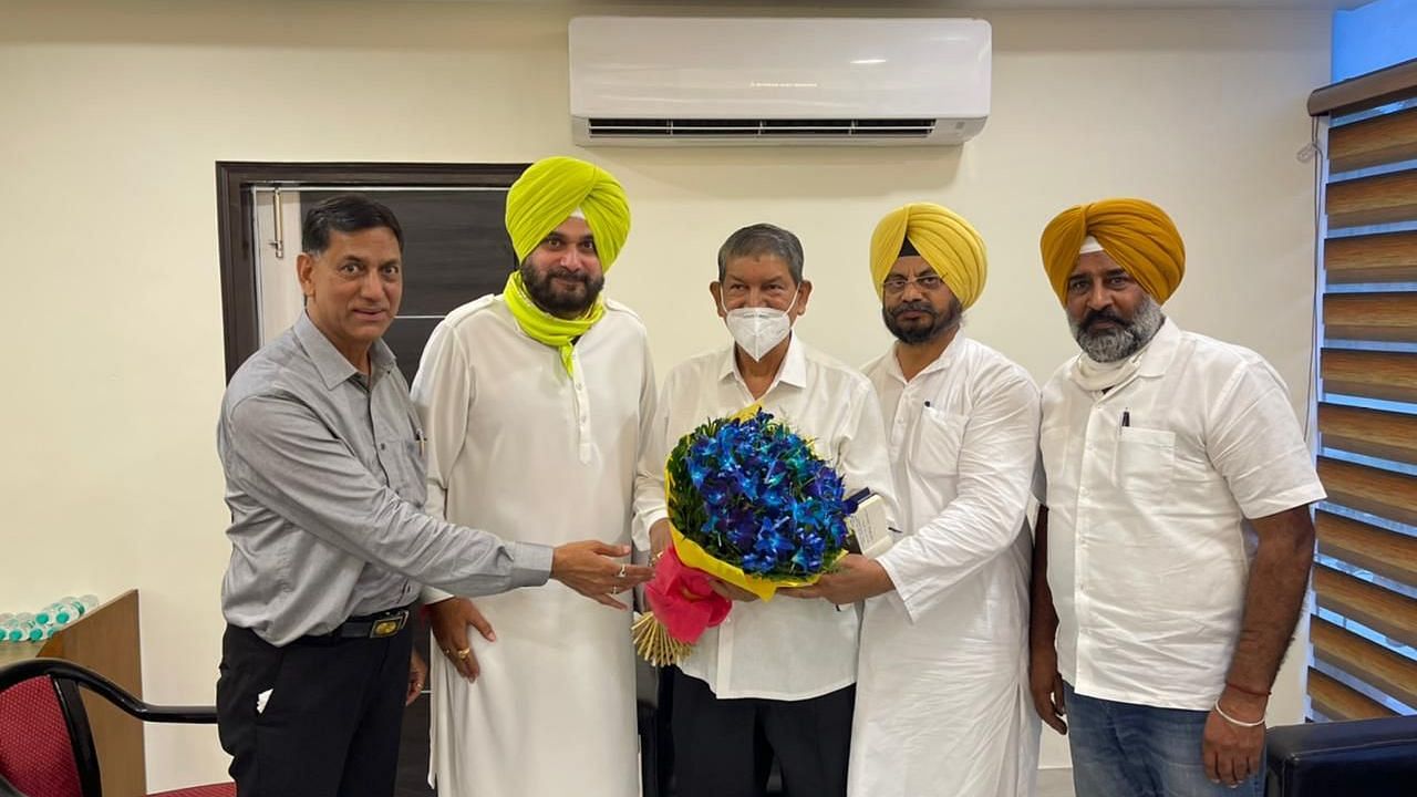 <div class="paragraphs"><p>Punjab Congress in-charge Harish Rawat met the state's Party President Navjot Singh Sidhu on Tuesday, 31 August, at the Punjab Congress Bhawan in Chandigarh.</p></div>