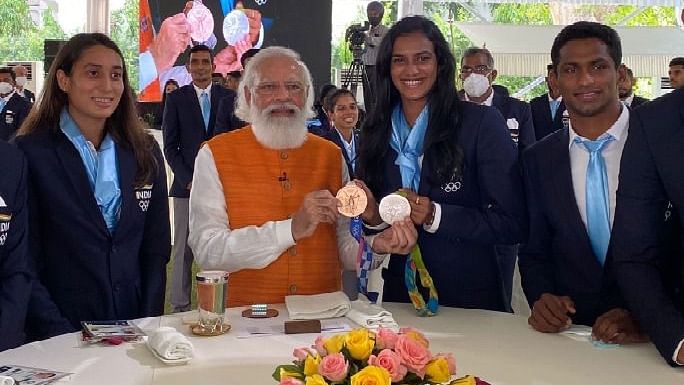 <div class="paragraphs"><p>PM Modi with PV Sindhu as they display the two Olympic medals the shuttler has won</p></div>