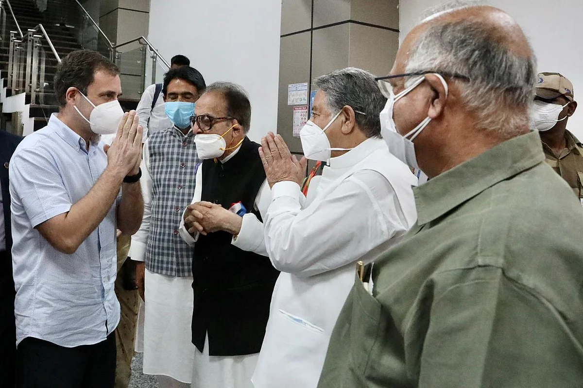 <div class="paragraphs"><p>Rahul Gandhi welcomed at Srinagar airport.</p></div>
