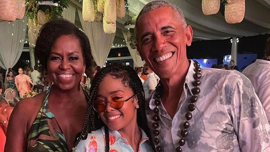 <div class="paragraphs"><p>Barack Obama and his family during his 60th birthday celebrations.</p></div>