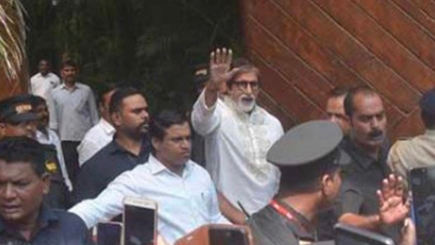 <div class="paragraphs"><p>Jitendra Shinde can be seen on Amitabh Bachchan’s right, wearing a white shirt</p></div>