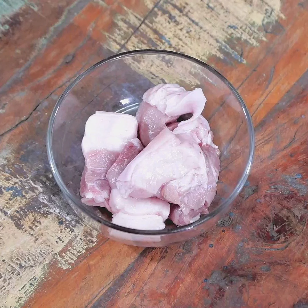 <div class="paragraphs"><p>Boiled pork pieces.</p></div>