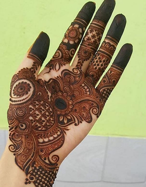 Here are some beautiful, easy and latest Mehndi Designs for Karwa Chauth 2021.