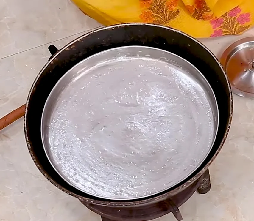 <div class="paragraphs"><p>Place the plate in thebig utensil.</p></div>