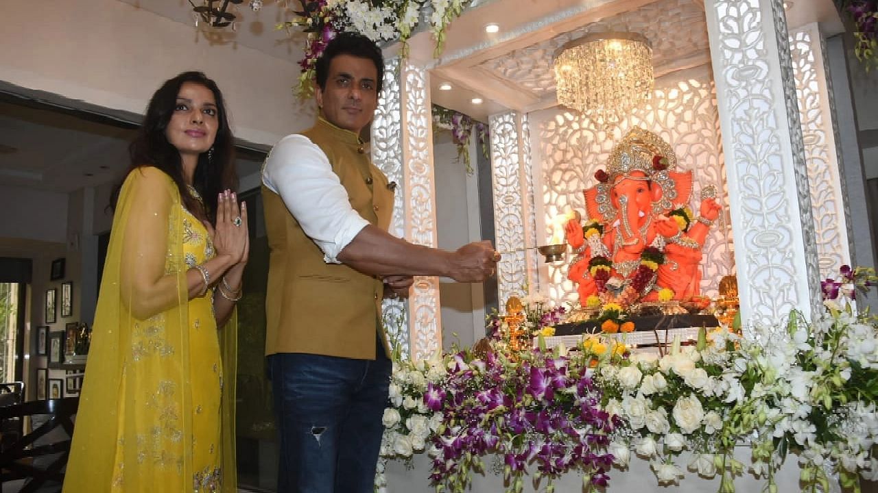 <div class="paragraphs"><p>Sonu Sood and his family celebrate Ganesh Chaturthi at home.</p></div>