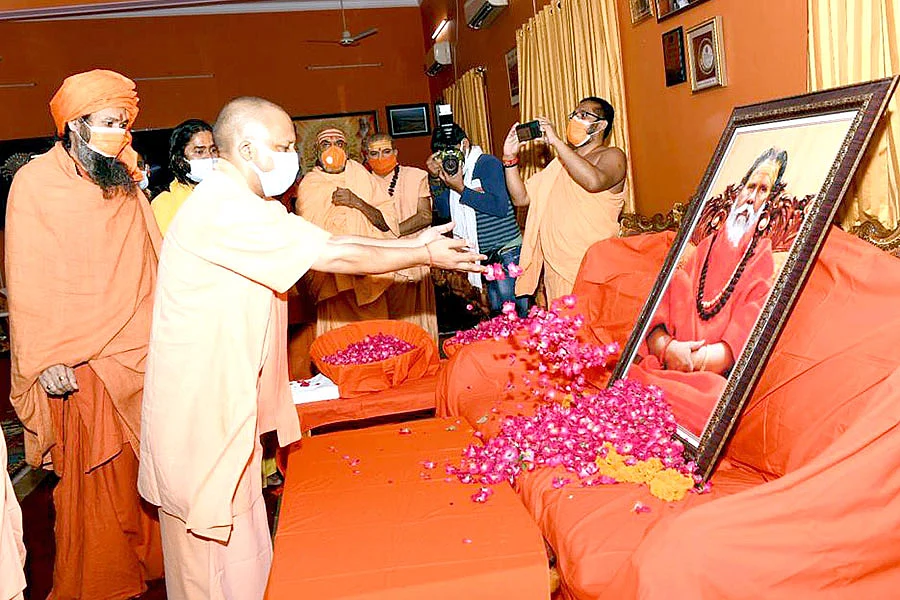 <div class="paragraphs"><p>Chief Minister Yogi Adityanath paying to Narendra Giri </p></div>