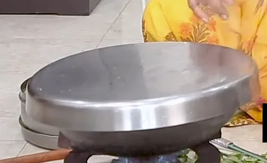 <div class="paragraphs"><p>Cover it with a lid and let it cook for 10 mins</p></div>