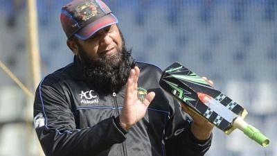 <div class="paragraphs"><p> Inzamam-ul-Haq during a practice session at Wankhede Stadium in Mumbai  </p></div>