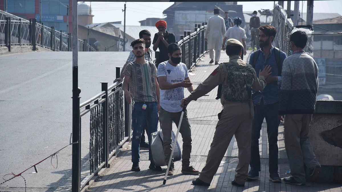 <div class="paragraphs"><p>Police forces prevented pedestrian movement on Thursday.</p></div>