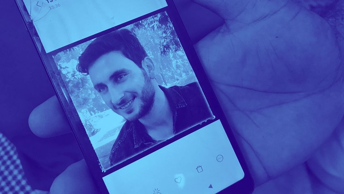 <div class="paragraphs"><p>Family members show photographs of sub-inspector Arshad Mir who was killed by militants on 13 September at Khanyar area of Srinagar</p></div>