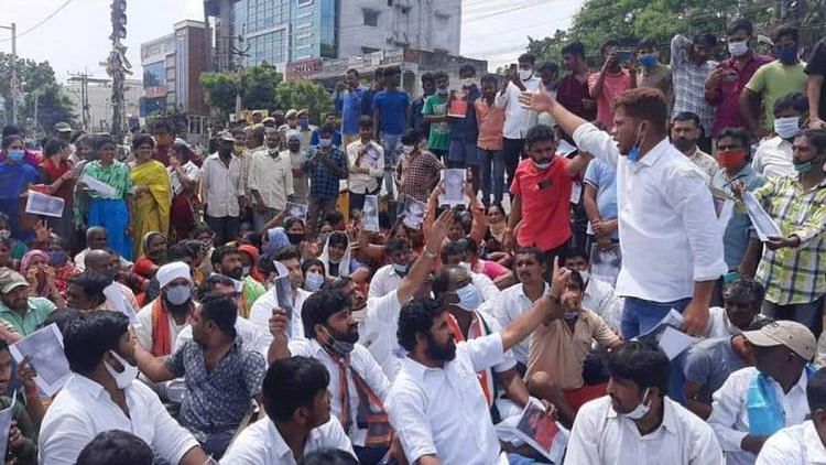<div class="paragraphs"><p>After the incident of rape of a 6 year old in Hyderabad came to light, tensions arose as residents blocked the road and demanded that the accused be handed over to the mob.</p></div>