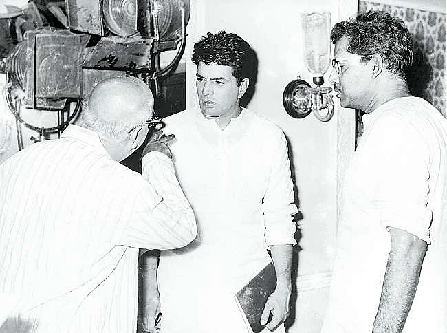 <div class="paragraphs"><p>Dharmendra with Hrishikesh Mukherjee.</p></div>