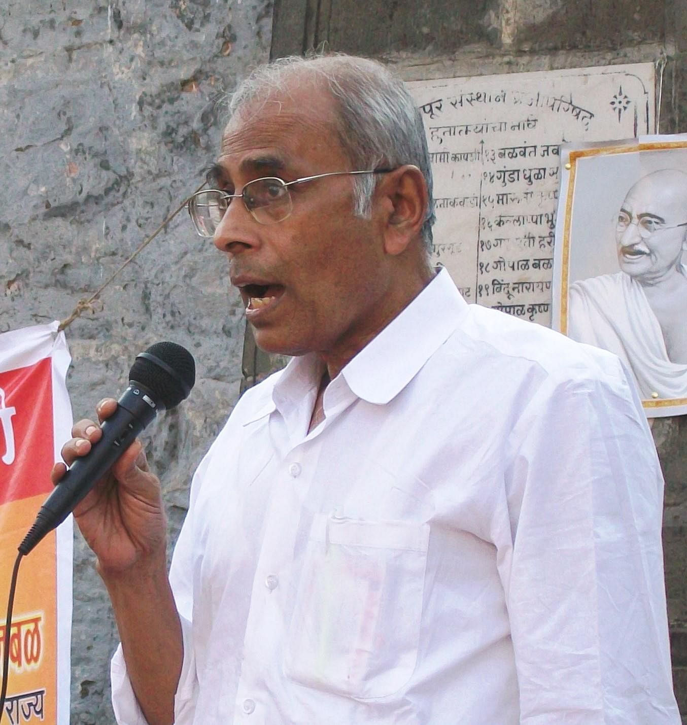 <div class="paragraphs"><p>A special court in Pune framed charges against 5 men accused in the murder of activist Dr Narendra Dabholkar.</p></div>