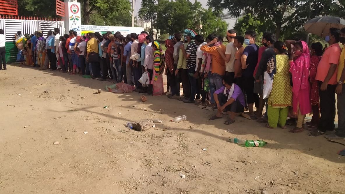<div class="paragraphs"><p>Close to 25 people were injured as several residents of Bengal's Jalpaiguri district tried to enter a vaccine centre pushing each other, creating a stampede like situation. Image used for representational purposes</p></div>