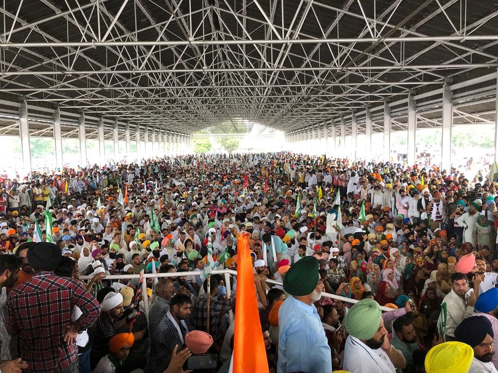 Thousands of protesting farmers had gheraoed the mini-secretariat after the conclusion of the Kisan Mahapanchayat.