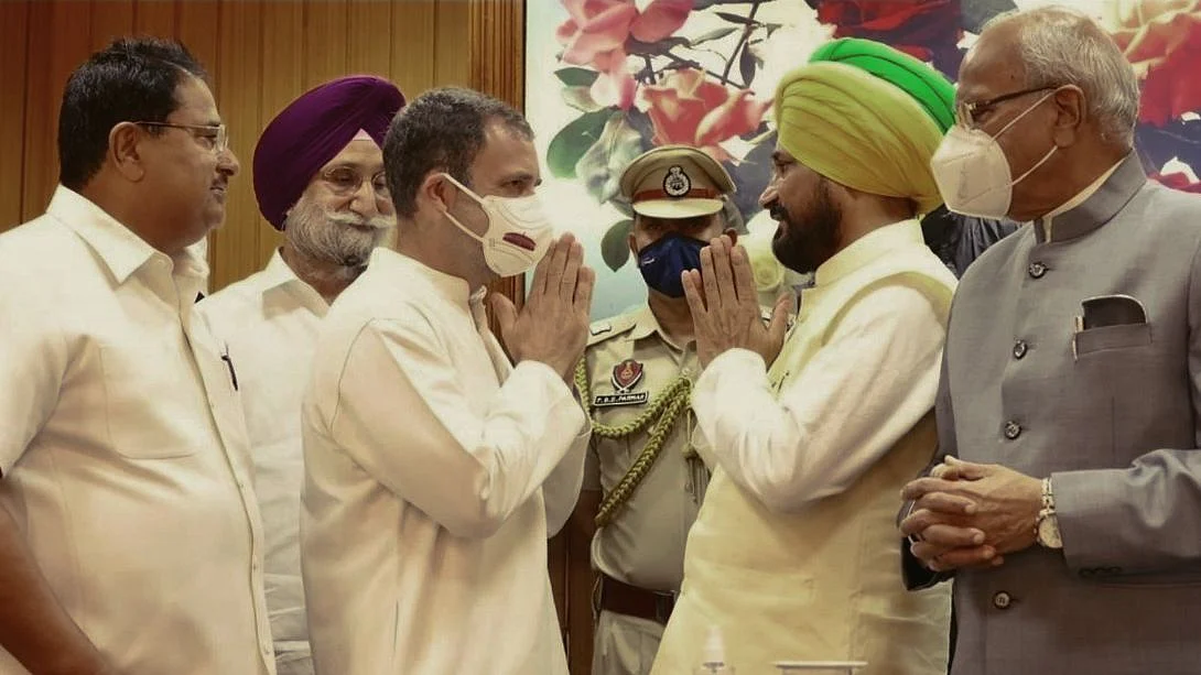 <div class="paragraphs"><p><a href="https://www.thequint.com/news/politics/charanjit-singh-channi-punjab-chief-minister-dalit-congress">Charanjit Singh Channi</a> took oath as the Chief Minister of Punjab on Monday, 20 September, at a ceremony held at Chandigarh's Punjab Bhawan.</p></div>