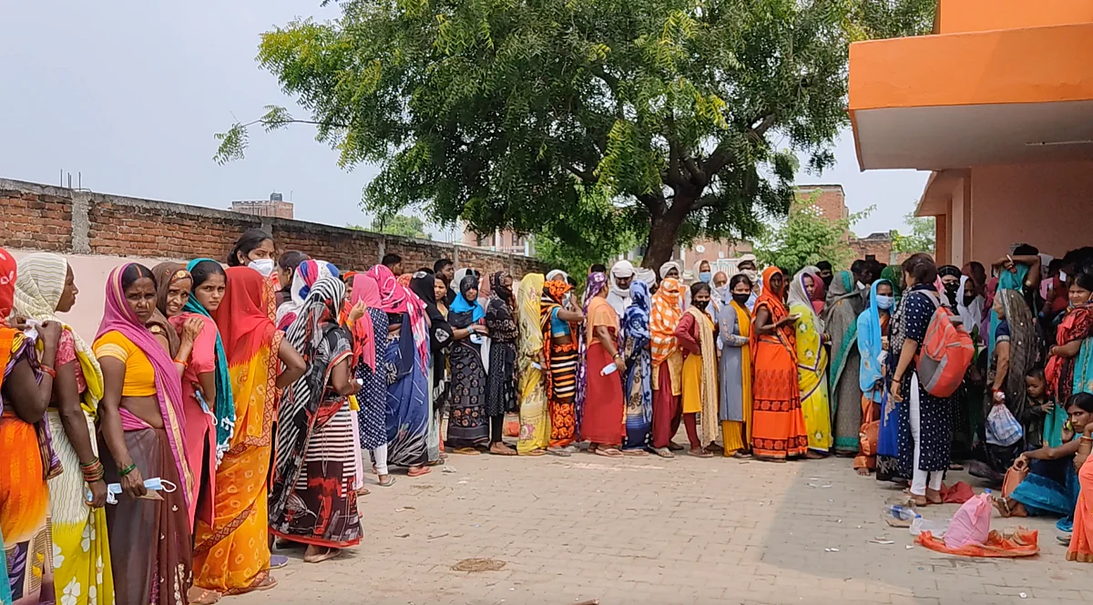 <div class="paragraphs"><p>Long queues outside a covid vaccination centre. </p></div>