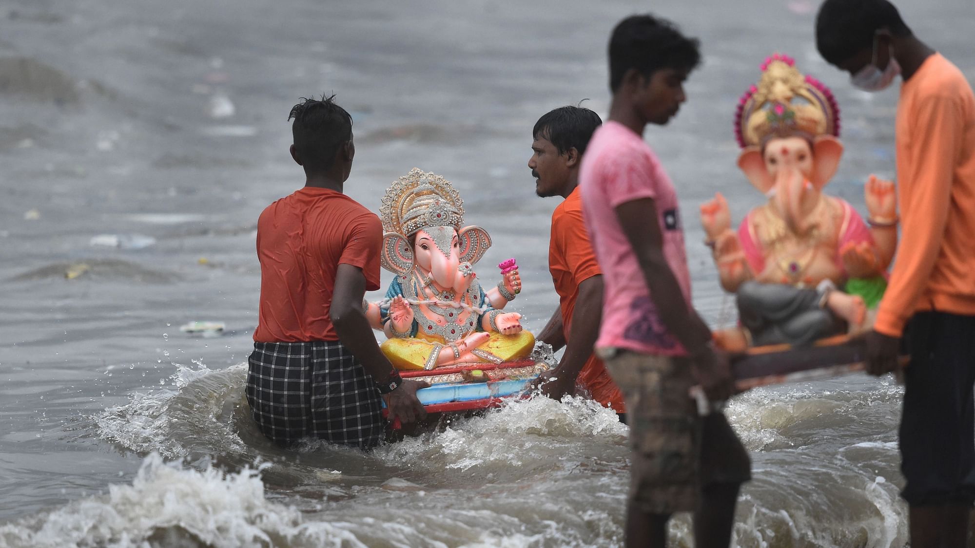 <div class="paragraphs"><p>Volunteers immerse idols of god Ganesha in the Arabian Sea on the 5th day during the Ganesh Chaturthi festival, at Dadar Chowpatty in Mumbai, Tuesday, 14 September.</p></div>