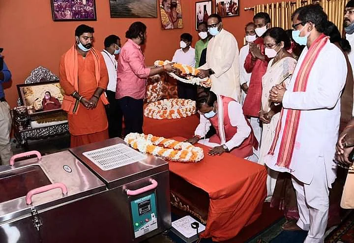 <div class="paragraphs"><p>UP deputy CM Keshav Maurya pays his last respect to mortal remains of Narendra Giri</p></div>