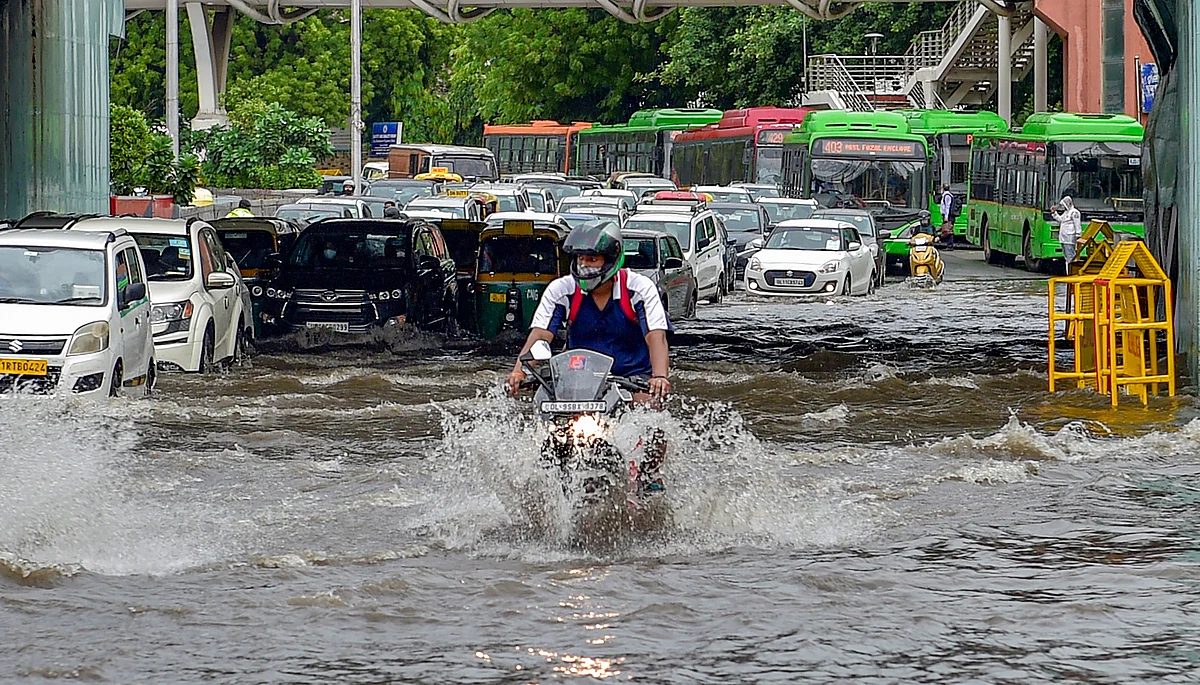 <div class="paragraphs"><p>New Delhi: Vehicles ply on the waterlogged Tilak Marg after heavy rain at ITO in New Delhi, Wednesday.</p></div>