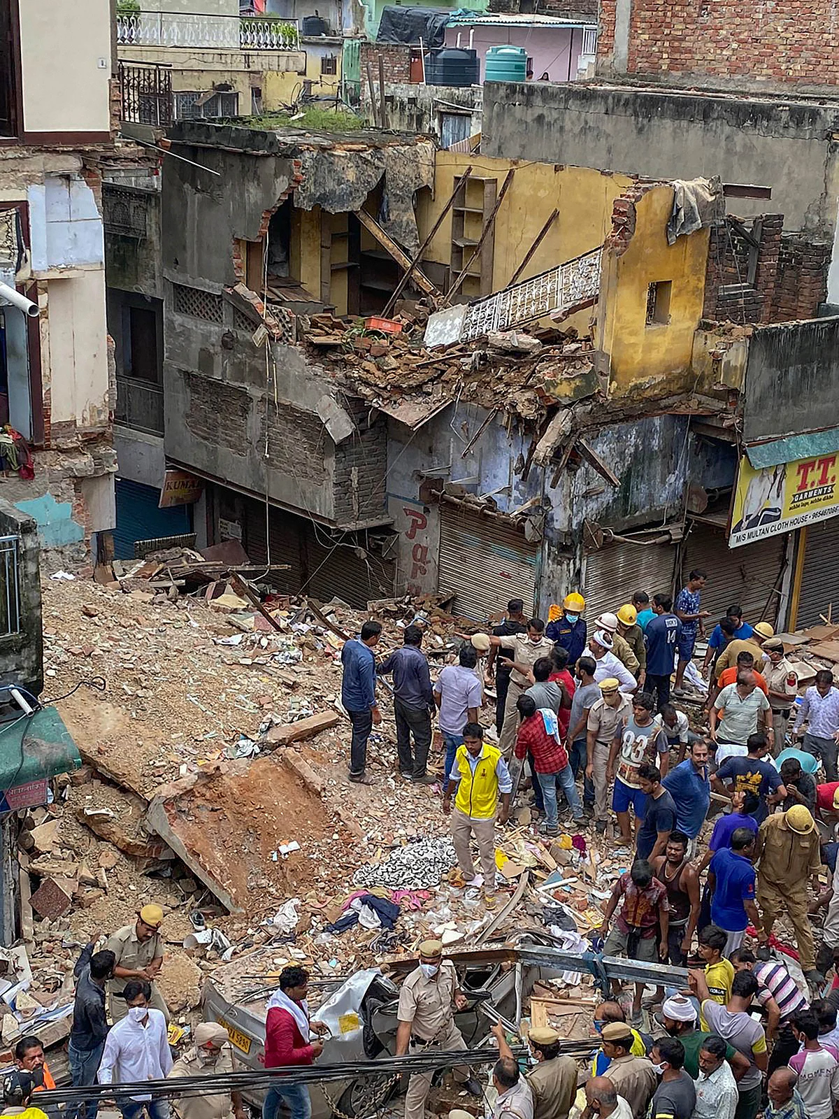 <div class="paragraphs"><p>New Delhi: People during a rescue operation after a building collapsed at Sabji Mandi area in New Delhi, Monday.</p></div>