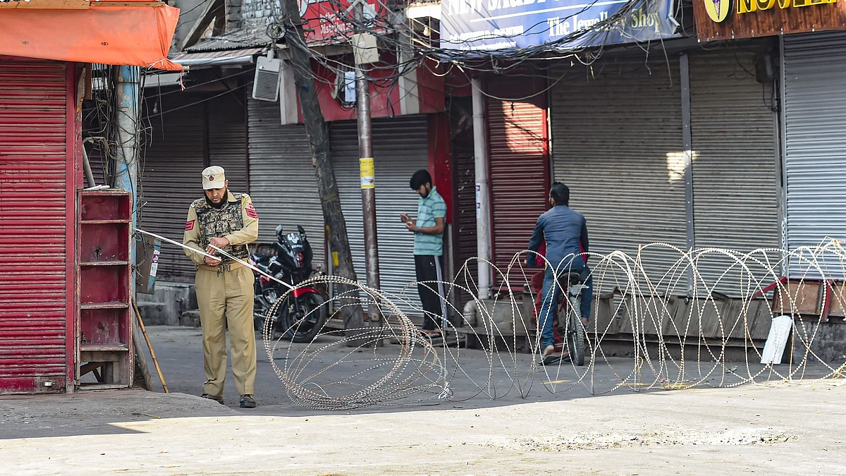 <div class="paragraphs"><p>Spools of barbed wire had been laid on the roads.</p></div>