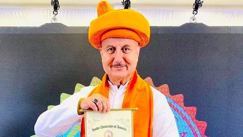 <div class="paragraphs"><p>Anupam Kher conferred a doctorate by the Hindu University of America.</p></div>