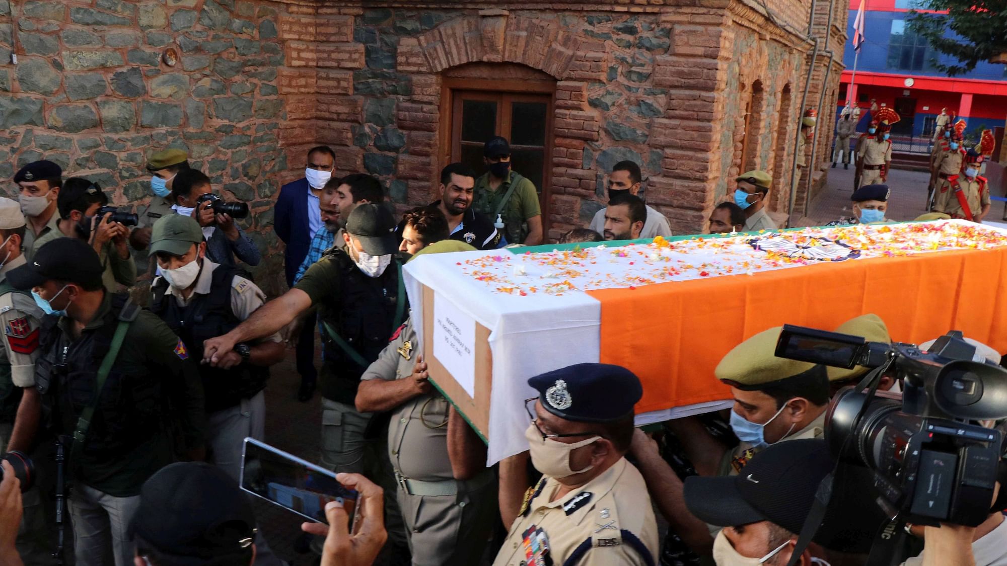 <div class="paragraphs"><p>A wreath-laying ceremony was held at District Police Lines (DPL) Srinagar, where thousands paid homage to the police sub-inspector Arshid Ahmad, who was <a href="https://www.thequint.com/news/india/terrorists-attack-police-party-in-srinagar#read-more">shot down</a> by terrorists in Khanyar on Sunday, 12 September.</p><p><br></p></div>