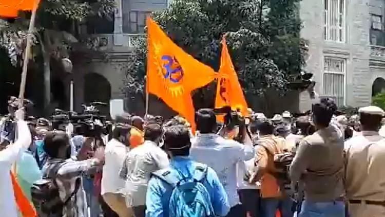 <div class="paragraphs"><p>Screengrab of video showing VHP protest outside BBMP main office</p></div>