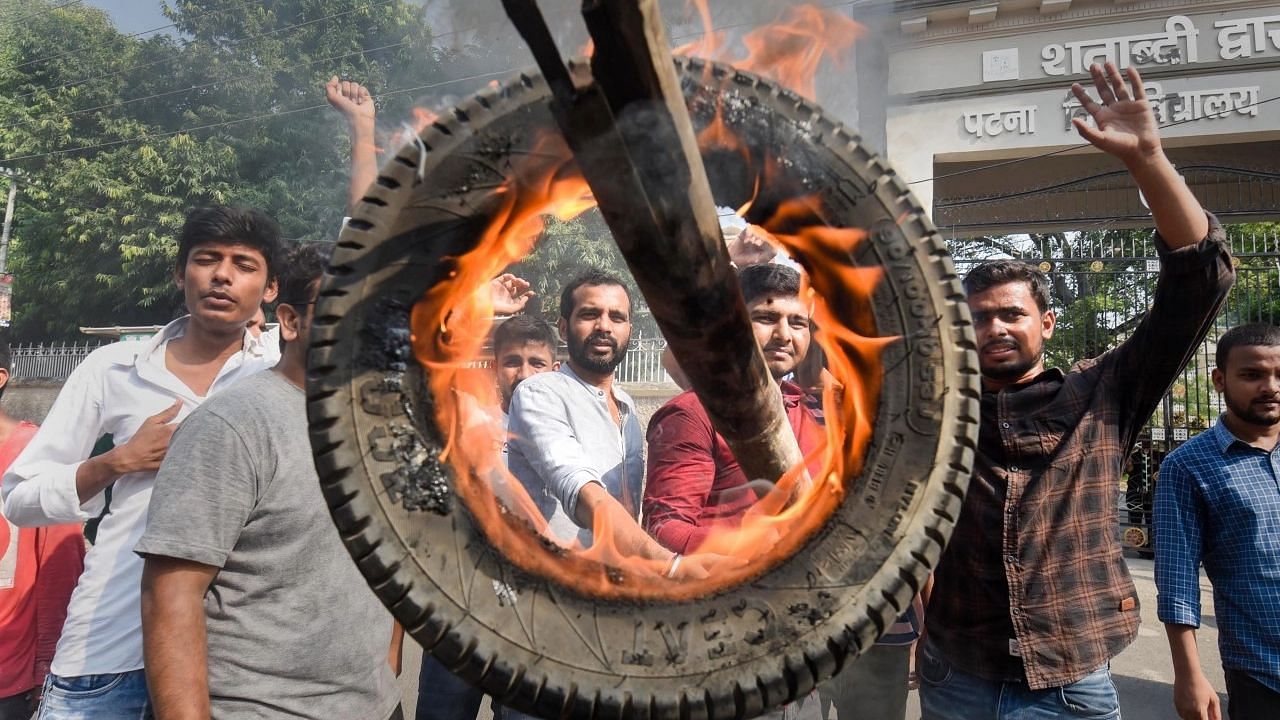<div class="paragraphs"><p>Patna: People burn a tyre during their protest to support farmers Bharat Bandh against central governments three farm reform laws</p></div>
