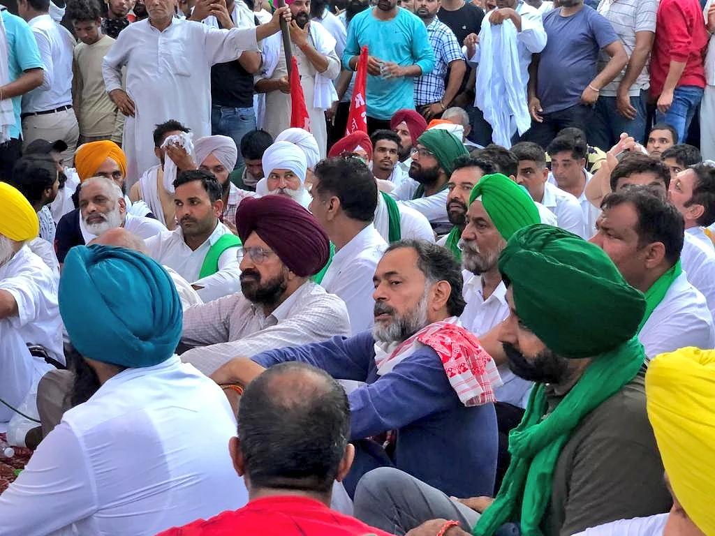 <div class="paragraphs"><p>Farmers continue their protest at Karnal on Thursday.</p></div>