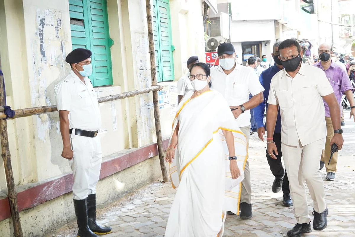 <div class="paragraphs"><p>Mamata Banerjee cast her vote at the Bhabanipur constituency in Kolkata.</p></div>