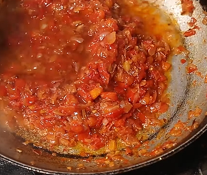 <div class="paragraphs"><p>Add water in the pan.</p></div>