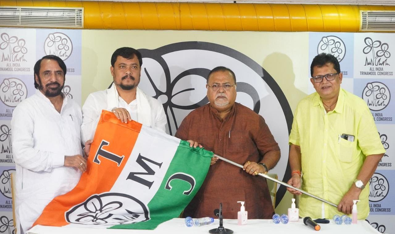 <div class="paragraphs"><p>BJP MLA from North Bengal's Kaliaganj, Soumen Roy, joined the Trinamool Congress on Saturday, 4 September.</p></div>