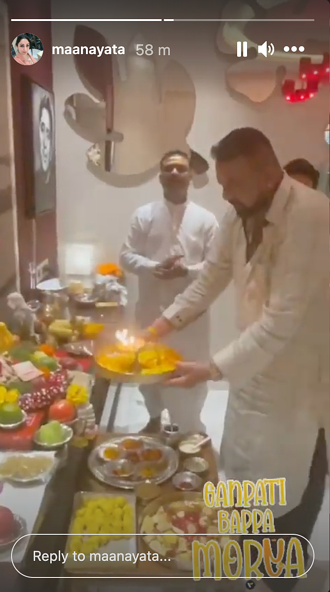 <div class="paragraphs"><p>Sanjay Dutt during Ganesh aarti.</p></div>