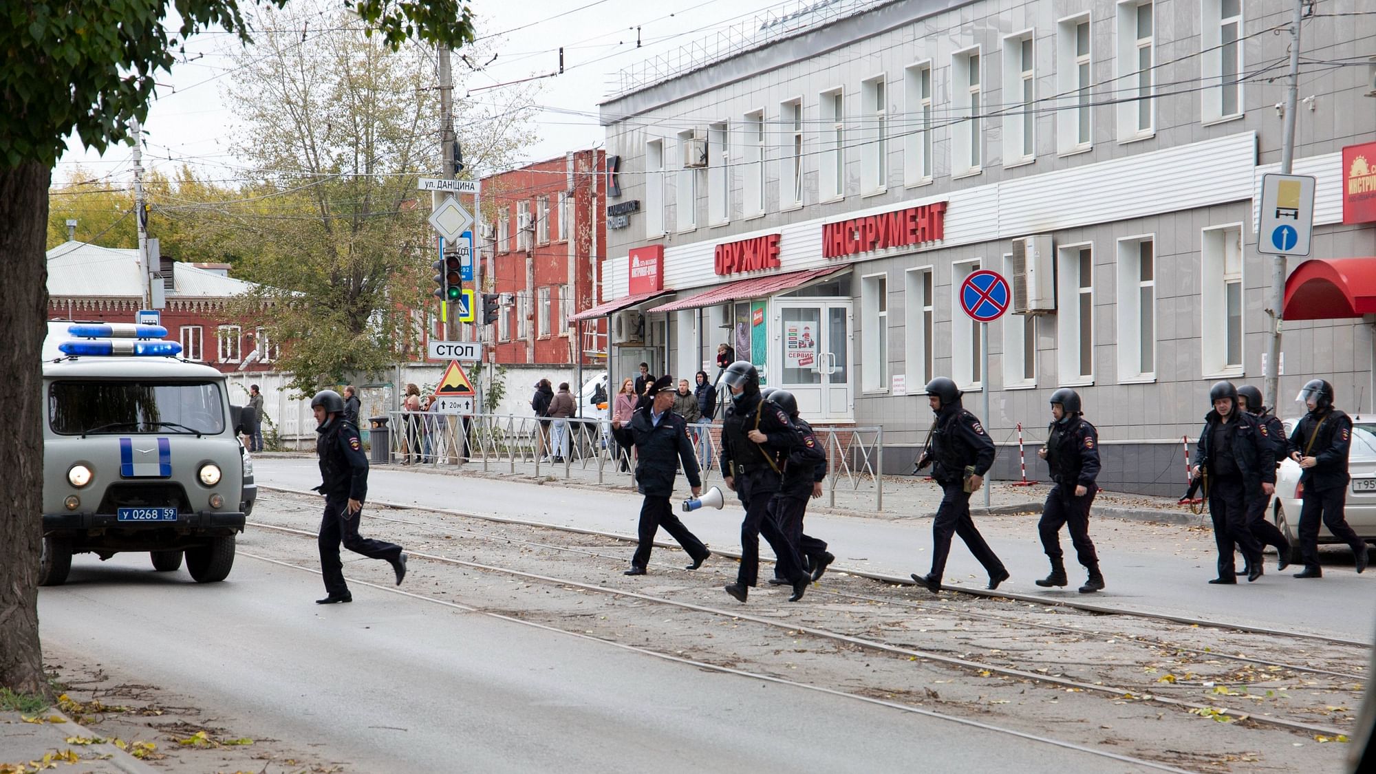 <div class="paragraphs"><p>Perm: Police officers run to the Perm State University in Perm, about 1,100 kilometers (700 miles) east of Moscow, Russia, Monday.</p></div>