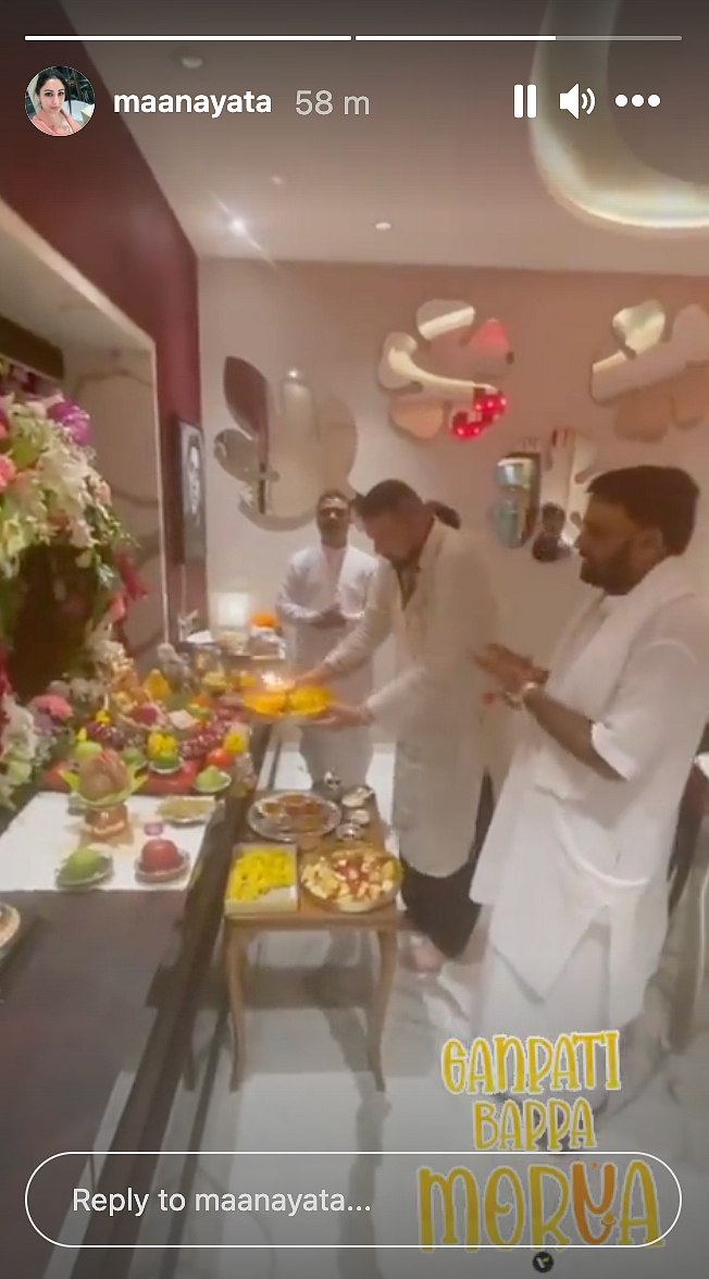 <div class="paragraphs"><p>Sanjay Dutt during Ganesh aarti.</p></div>