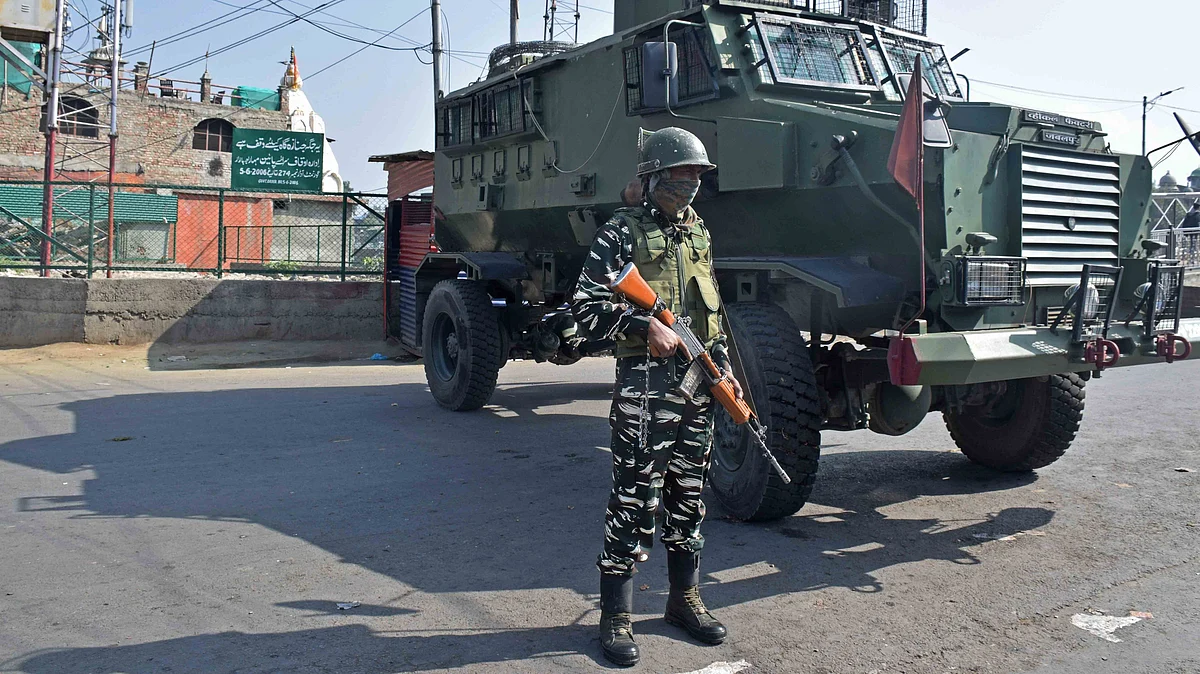 <div class="paragraphs"><p>Armed patrol teams were seen in almost every lane leading up to Hyderpora.</p></div>