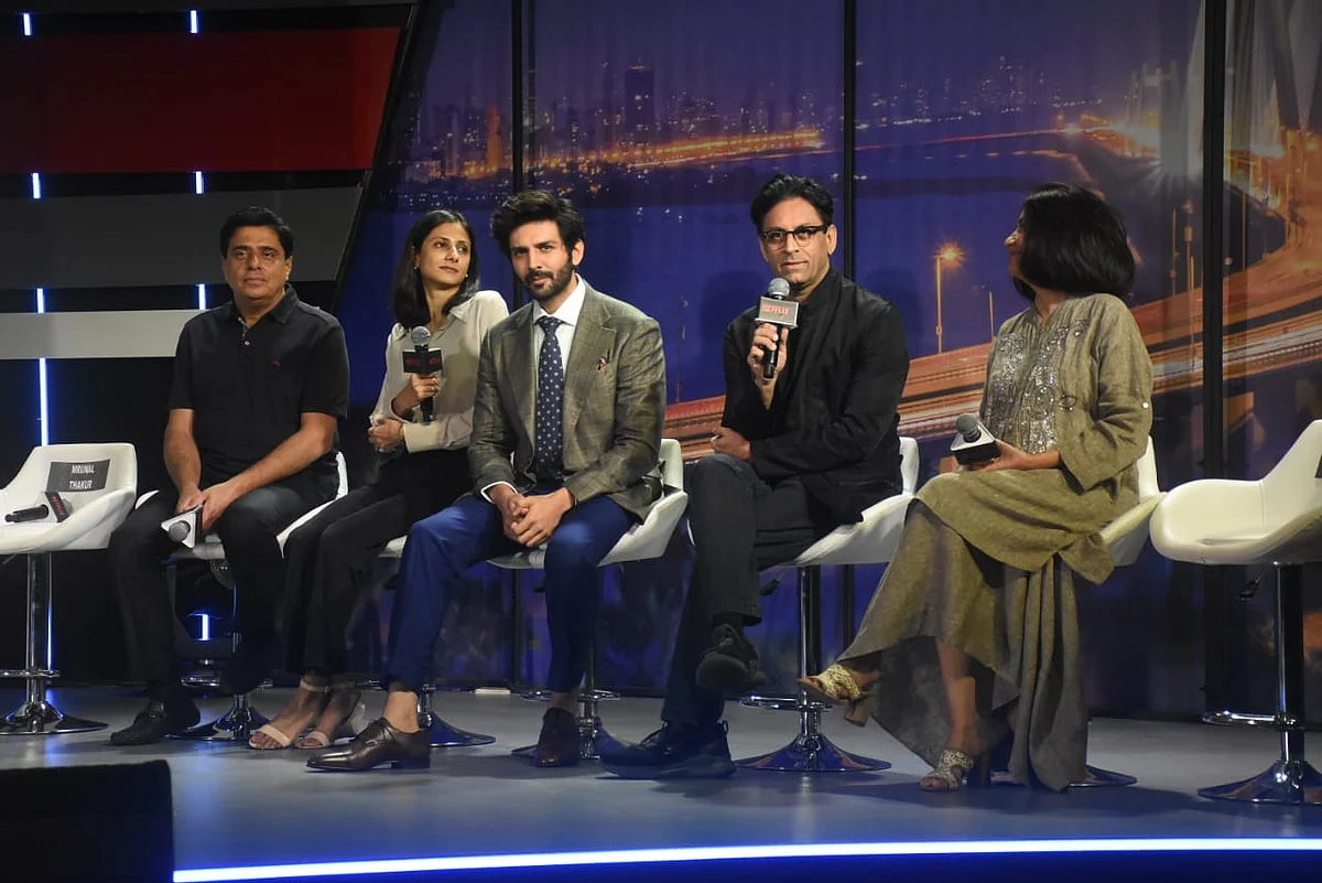 <div class="paragraphs"><p>Director Ram Madhvani, Kartik Aaryan, and team at the trailer launch for <em>Dhamaka.</em></p></div>