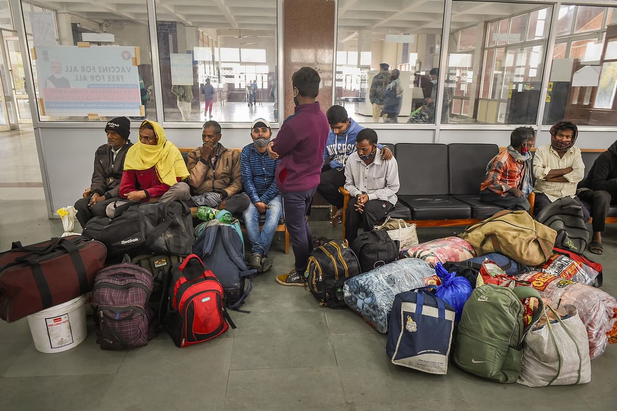 <div class="paragraphs"><p>Migrant workers wait at a railway station in Srinagar on Monday, 18 October.</p></div>