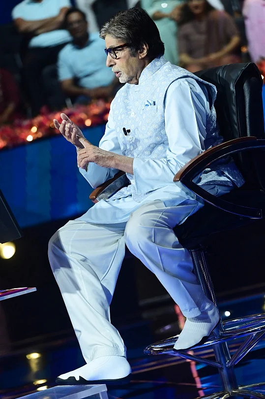 <div class="paragraphs"><p>Amitabh Bachchan with his fashionable shoes.</p></div>