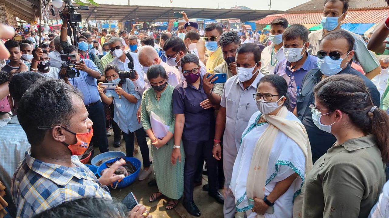 <div class="paragraphs"><p>Mamata Banerjee interacting with the fisherman community at Malim Jetty, Betim, Goa.</p></div>